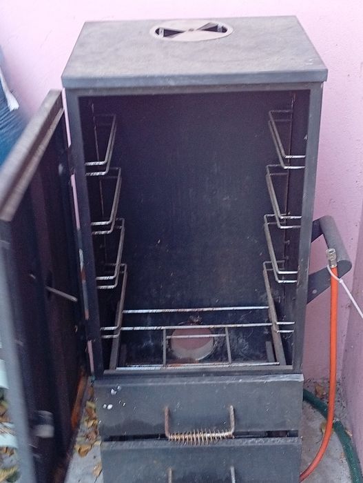 Afumătoare pe gaz și aschii