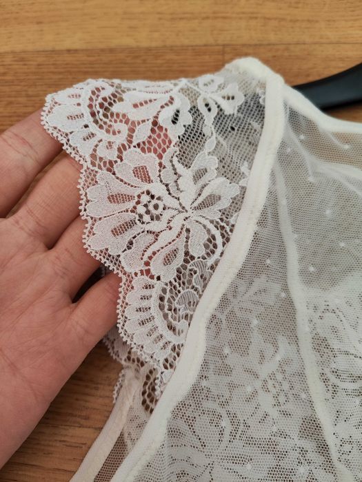 Бяло дантелено боди