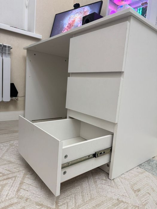 Письменный стол.