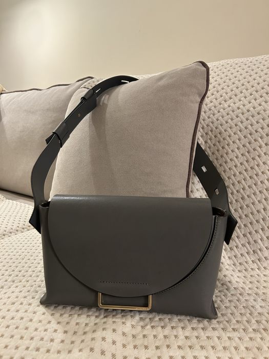 Сива кожена чанта All Saints с регулируема дръжка