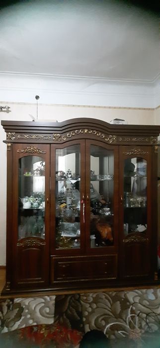 Сервант яхши холатда,хамма жойи бут.