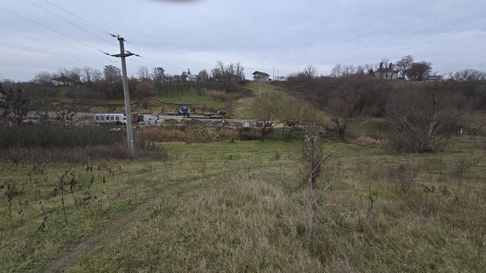 Vand teren intravilan cu utilati