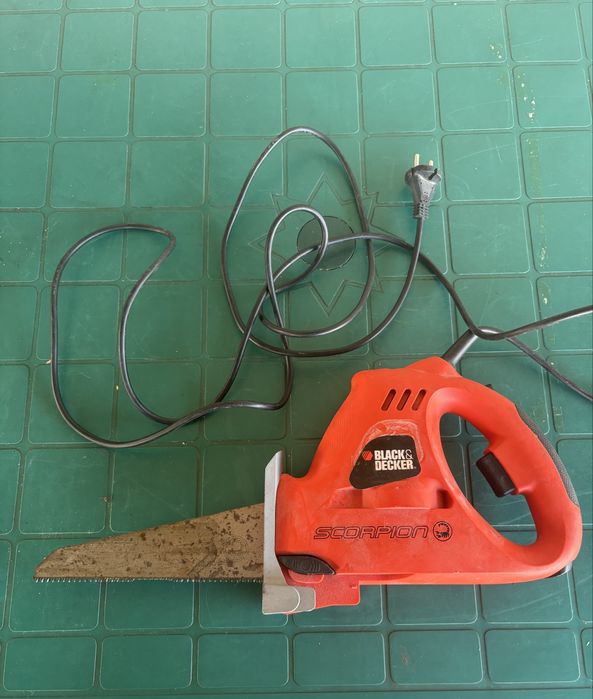 Vand ferăstrău electric Black & Decker 400W