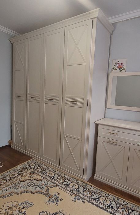 Шкаф Ангстрем. Россия. Шкаф для книг и тумба для косметики.