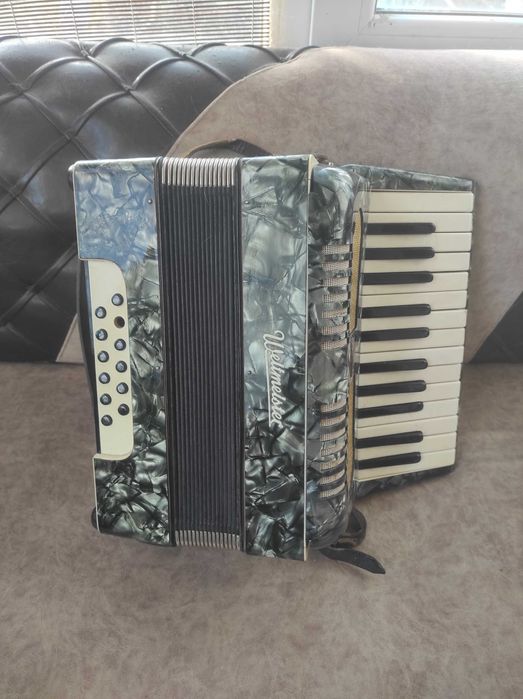 Акордеонът е модел Weltmeister 16 баса