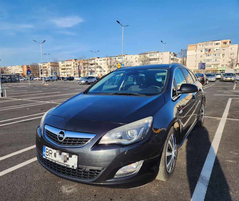 Opel astra sports tourer 1.6 benzină.