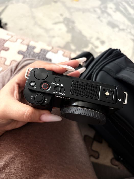 Продам Sony ZV-E10