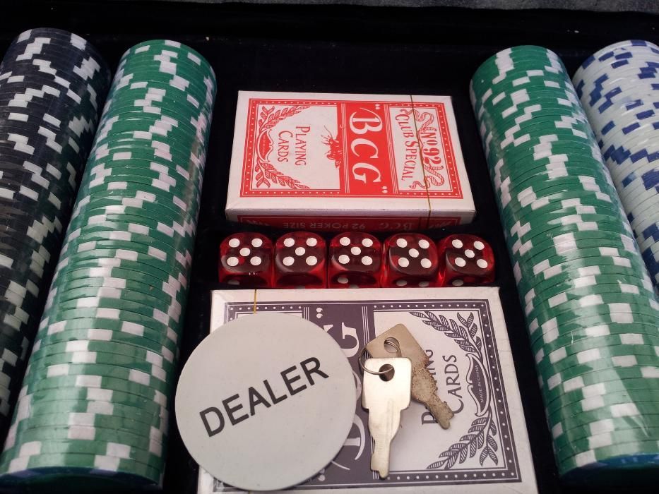 Set poker 500 cu jetoane neimprimate. 11.5 g. Cutie de aluminiu. Nou!