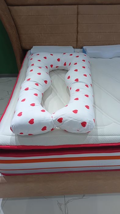 Homilador ayollar uchun mahsus U-shaklidagi yastiq