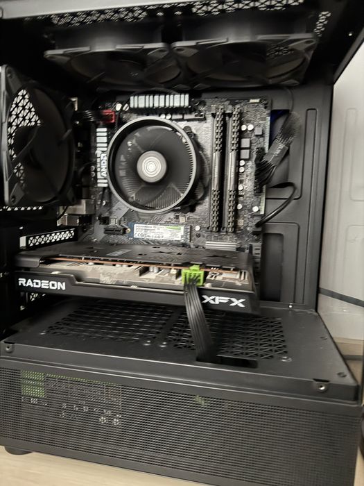 PC Gaming Ryzen 7 + RX 6650 XT – 1 an, stare impecabilă