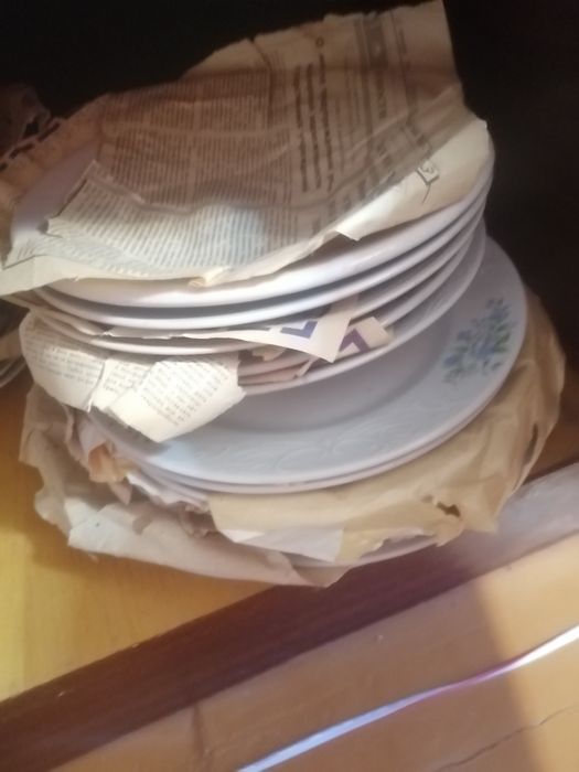Продам тарелки разные.