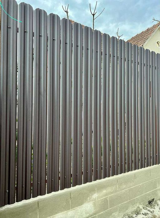 Garduri si porti din sipca metalica, panou stil jaluzele, tabla cutata, plasa bordurata, fier forjat, BCA si alte modele disponibile
