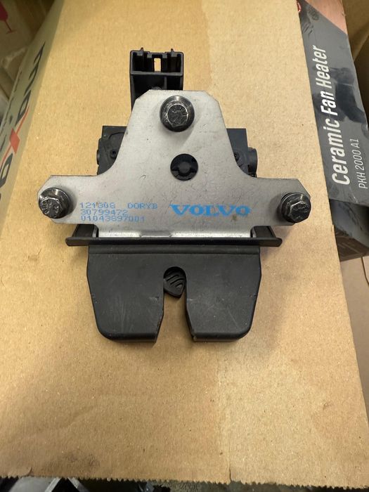 Incuietoare Portbagaj originala Volvo S40 V50 2004-2012