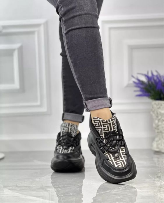 Кроссовки женские