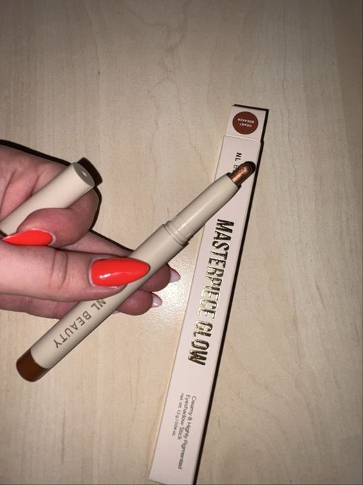 Сенки за очи стик