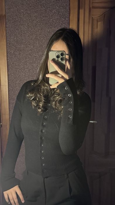 Черная кофта с застежками