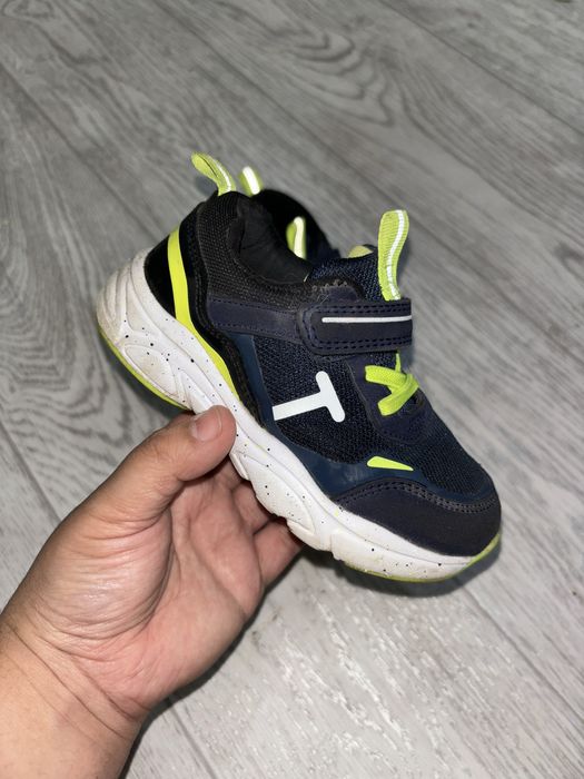 Продается кроссовки в отличном состояний для мальчика