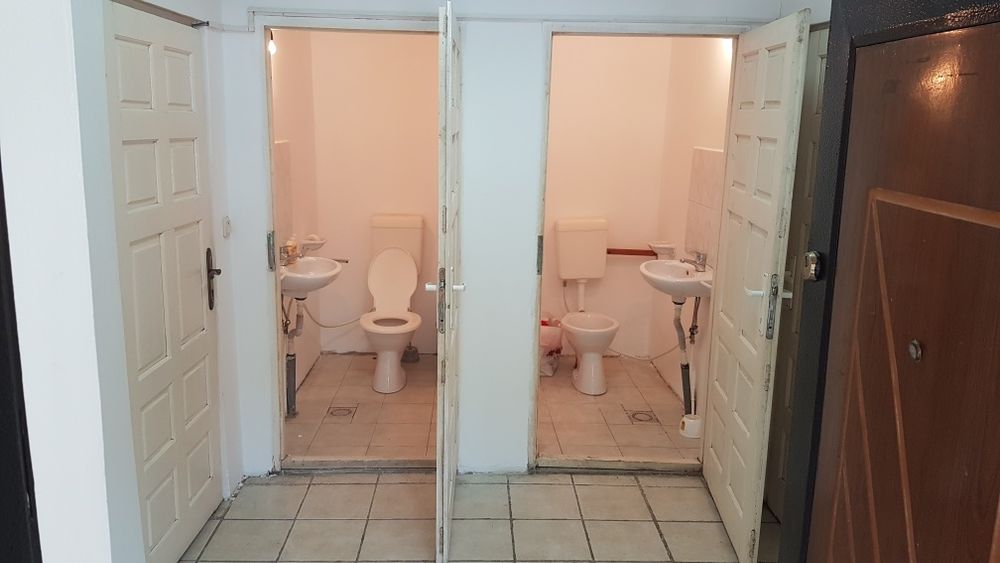 Casa din caramida si curte