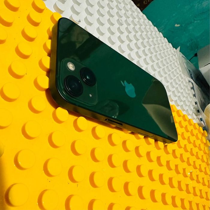 iPhone 13 • Verde • 94% Bateria