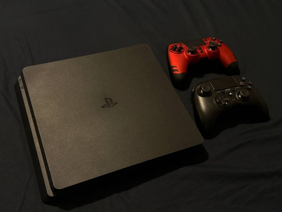 Sony PlayStation 4 Slim 1TB + 2 джойстика | Обслужена | Бартер за Xbox Series S