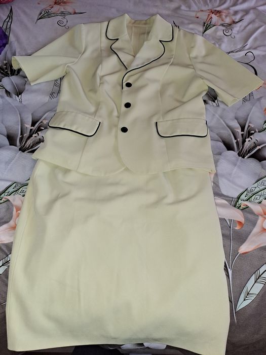 Vând costume dama L