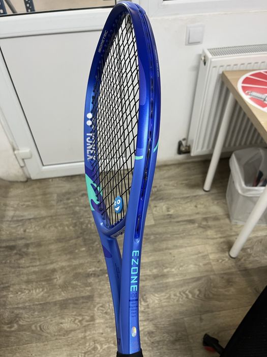 Racheta Yonex EZONE 100 - Blast Blue.