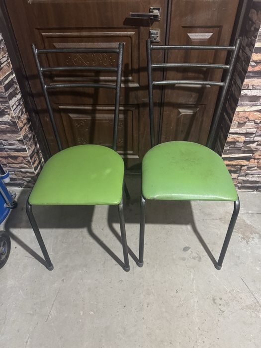 Стол со стульями