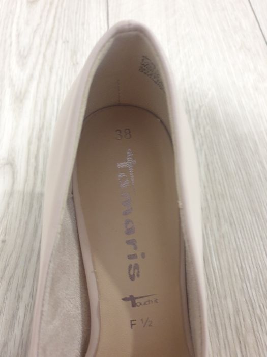 Pantofi cu toc, noi.
