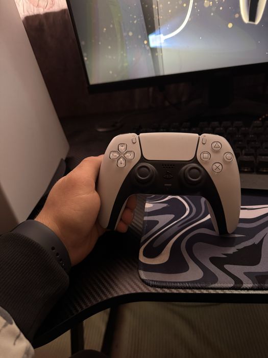 PS5 disk version стойка и контролер + игра по избор