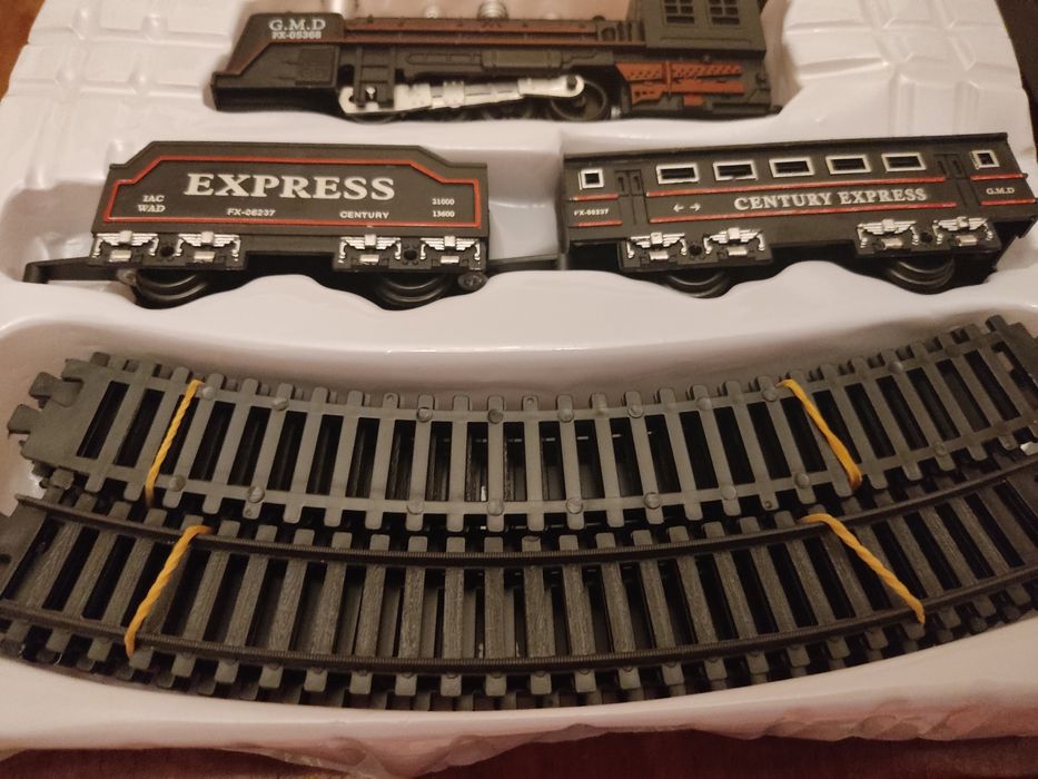 Железная дорога с поездом и вагонами