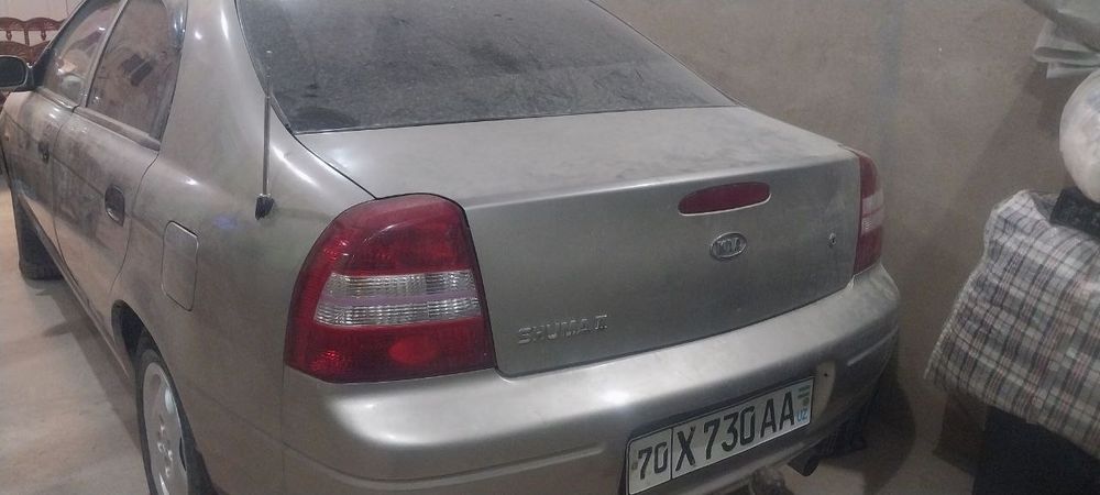 Kia avtomobili sotuvda