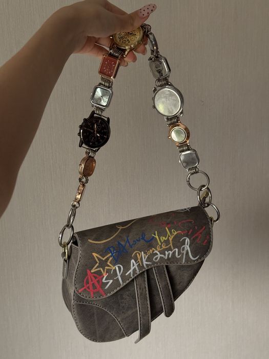 Сумка с необычным ремешком