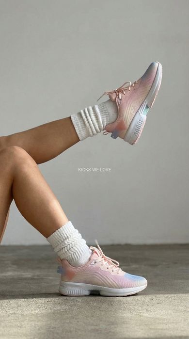 Кроссовки женские