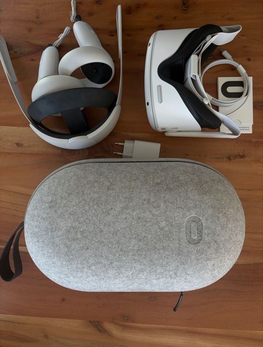Meta Quest 2 VR очила + контролери + калъф – като нови
