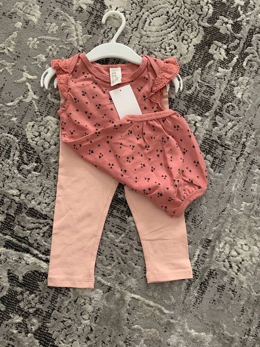 Комплект Боди+штанишки
 H&M Швеция.Размеры;  80 , 92