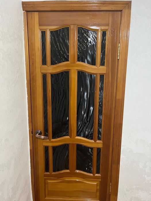 Есік, двери. Түсі қоңыр.