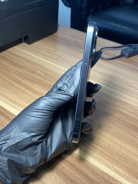 iPhone 15 Pro• 256 GB • Black Titanium