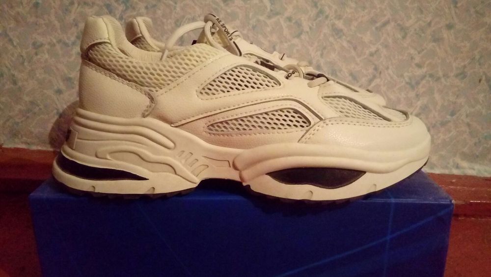 Кроссовки женские