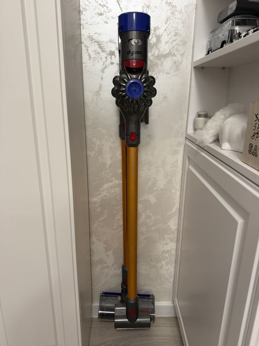Aspirator original Dyson V8 Absolute - cu baterie noua de 12000 - perfect functional