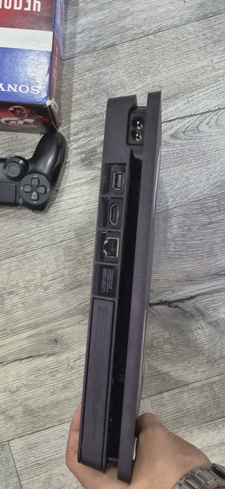 Playstation 4 в хорошом состоянии