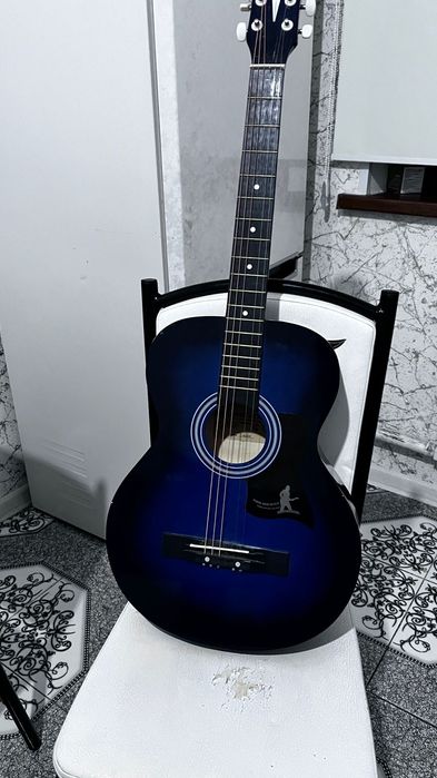 Гитара сатылады. Екі ішегі түсіп қалған(струна)