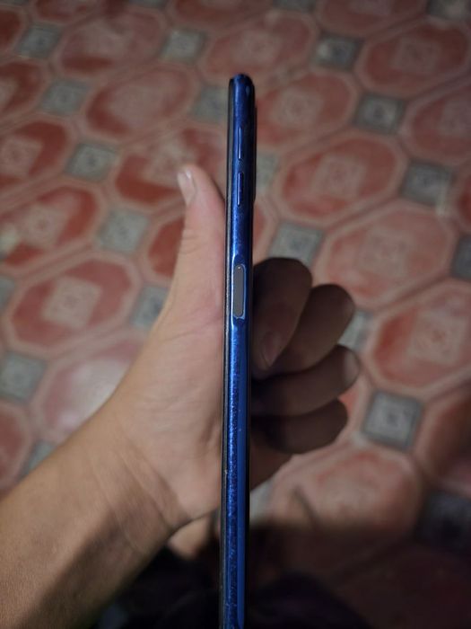 Sansung A7   sotiladi 750.000 ming