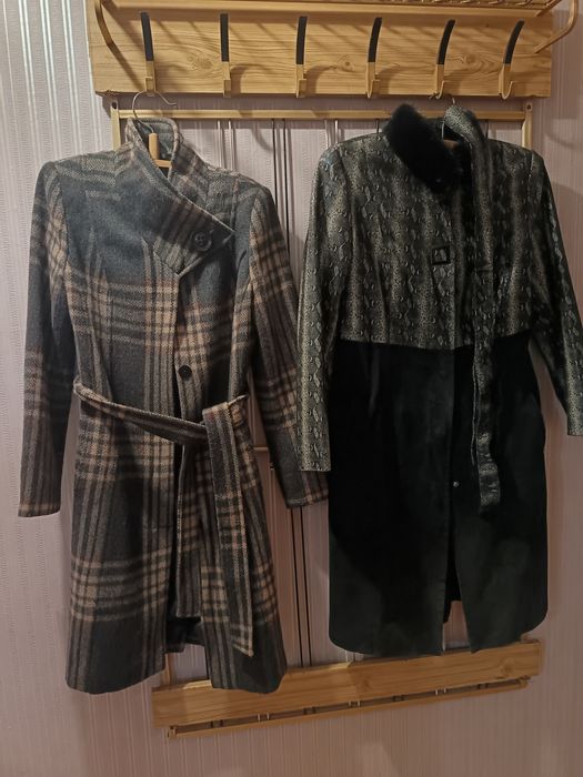 Пальто разные..Шапки.