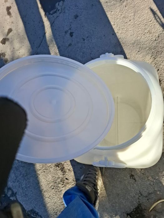 Bidoane la vînzare .