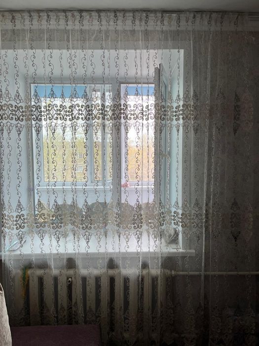 Тюль белая -серебристая .