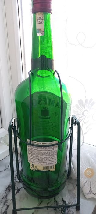 Бутыль из под виски.