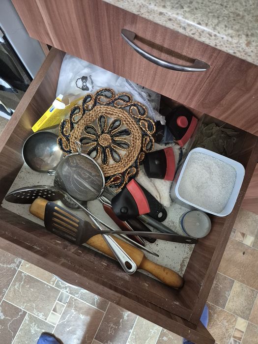Продам  кухонный стол тумба
