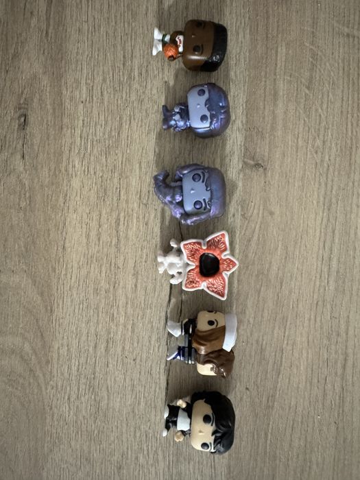 Vând figurine Stranger Things kinder joy