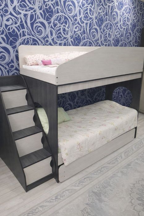 Кровать Современная тройная кровать-чердак с лестницей, полками