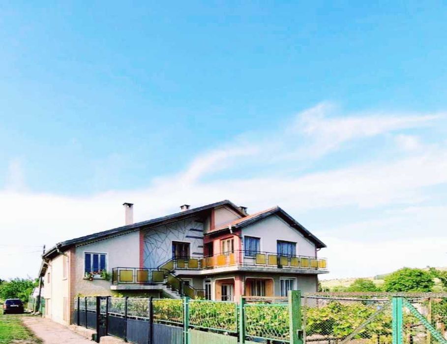 Уютна, триетажна къща от собственик с 4.5 декара двор на 50км от Варна